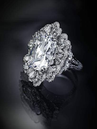Кольцо из коллекции The Garden of Kalahari, белое золото сертификации Fairmined, бриллиант (D-flawless) огранки &quot;кушон&quot; весом 20 карат, бриллианты круглой огранки весом 3,9 карата, грушевидные бриллианты весом 3 карата