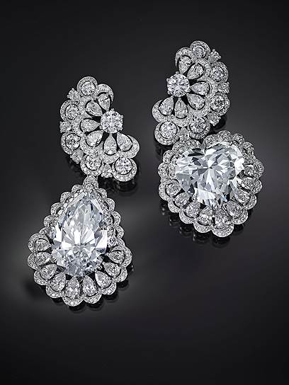Серьги из коллекции The Garden of Kalahari, белое золото сертификации Fairmined, грушевидные бриллианты весом 4,55 карата, круглые бриллианты весом 4,35 карата, а также две подвески с грушевидным бриллиантом (D-flawless) весом 25 карат и бриллиантом (D-flawless) огранки &quot;сердце&quot; весом 26 карат