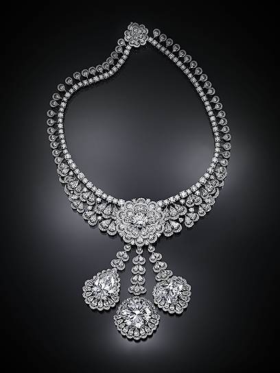 Колье из коллекции The Garden of Kalahari, белое золото сертификации Fairmined, бриллианты круглой, грушевидной огранки, а также огранки &quot;маркиз&quot; общим весом 146,41 карата и три подвески, украшенные бриллиантом (D-flawless) круглой огранки в 50 карат, бриллиантом (D-flawless) огранки &quot;сердце&quot; весом 26 карат и грушевидным бриллиантом (D-flawless) весом 25 карат