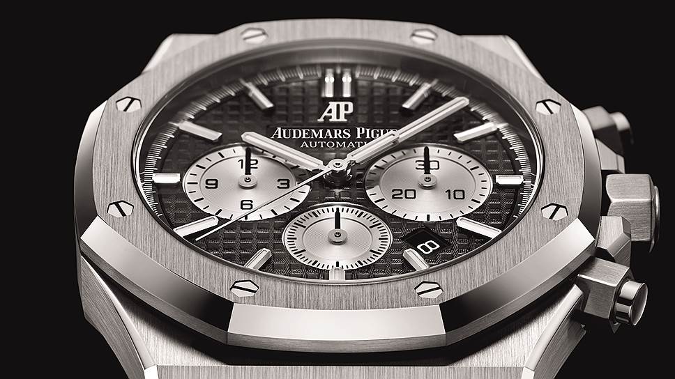 Royal Oak Chronograph существует в разных материалах — в розовом золоте, стали, титане и платине, на ремешках из крокодиловой кожи и браслетах