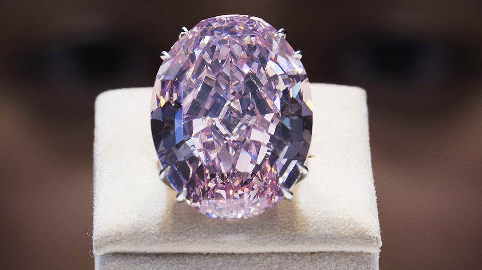 Бриллиант редчайшего розового цвета &quot;Розовая звезда&quot; весом 59,6 карата был продан на аукционе Sotheby&#39;s за $83 млн. Огромная стоимость бриллианта объясняется его цветом. Дело в том, что цветных (или, как говорят ювелиры, фантазийных) бриллиантов очень мало — не более 1% от общей массы драгоценных камней