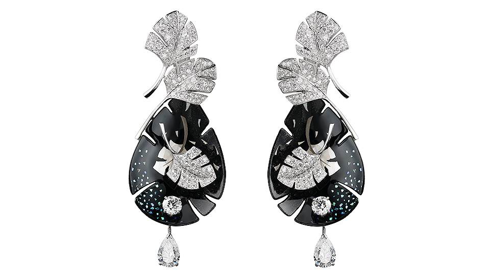 Серьги Artistic Feather, коллекция Plume de Chanel, белое золото, черный лак, перламутр, бриллианты, Chanel Fine Jewelry  
