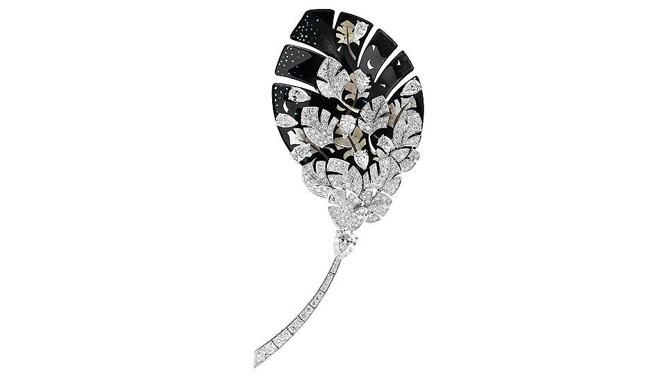 Брошь Artistic Feather, коллекция Plume de Chanel, белое золото, черный лак, перламутр, бриллианты, Chanel Fine Jewelry  
