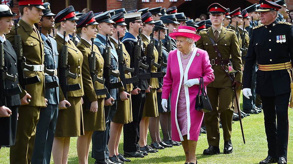 Королева Великобритании Елизавета II регулярно проверяет готовность кадетских училищ. Молодые люди считают за честь быть членами военных юношеских движений 
