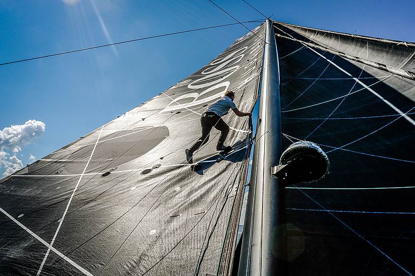 Алекс Томсон выполняет опасный трюк — взбирается на 30-метровую мачту, когда яхта движется на полной скорости 
