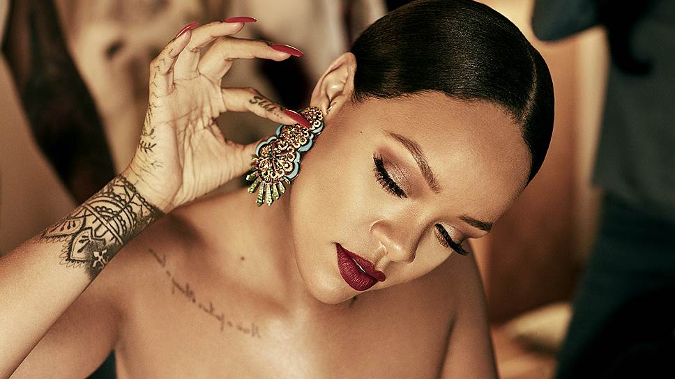 Рианна в серьгах Carnival из коллекции Rihanna Loves Chopard, розовое золото, титан, голубые и желтые сапфиры, мандариновые гранаты, спессартиты, топазы, цавориты, бирюза 