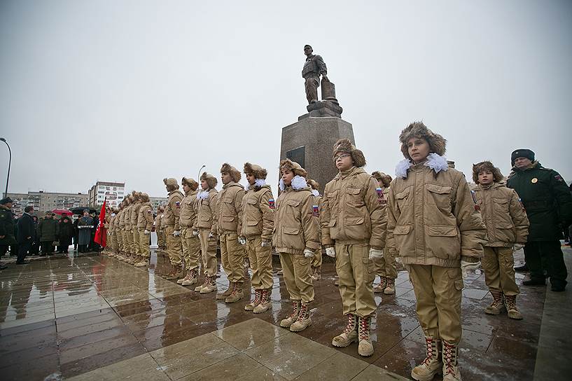30 школьников стали юнармейцами на открытии памятника Герою России Александру Прохоренко, который погиб в Сирии 
