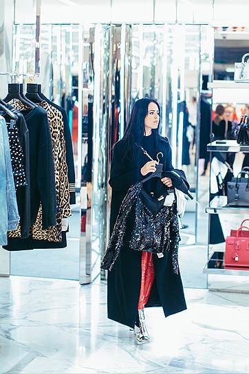 Один из самых популярных блогеров Кристина Базан (2,3 млн подписчиков в Instagram) на шопинг-туре в ЦУМе 

