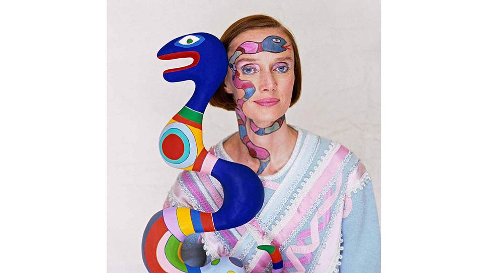 Художница Ники де Сен-Фалль со своей скульптурой Serpent Yin Yang, 1982 год 
