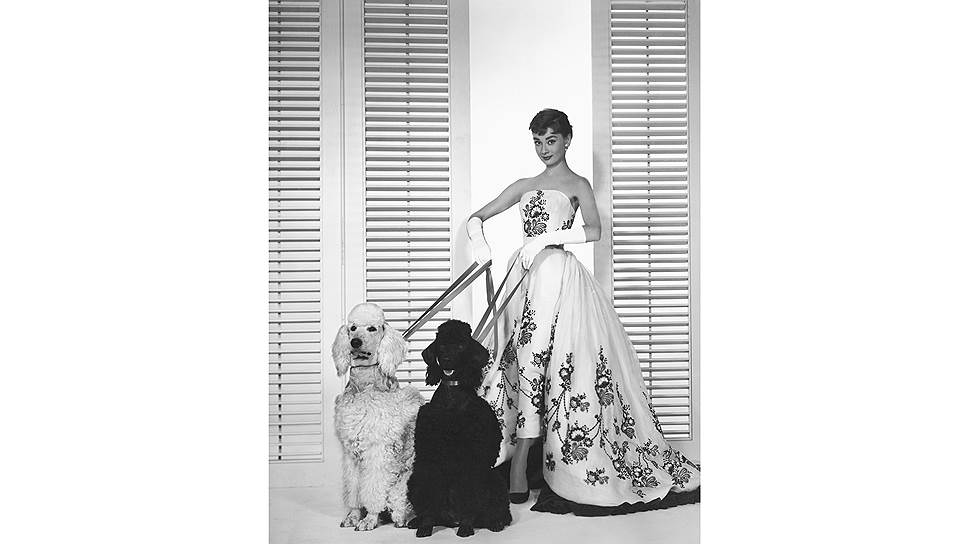 Одри Хэпберн в платье Юбера де Живанши и с его любимыми питомцами  
