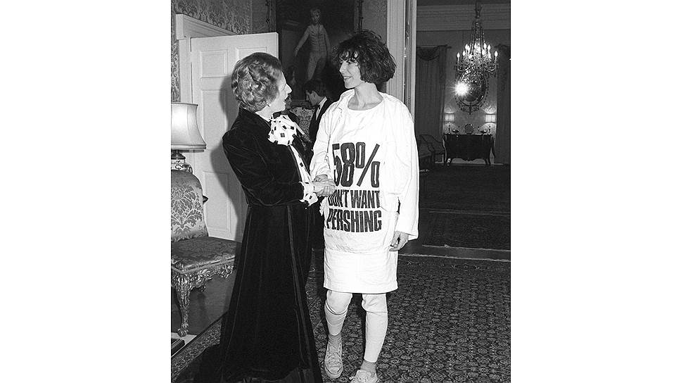 Дизайнер Кэтрин Хэмнетт в майке с надписью &quot;58% не хотят &quot;Першинга&quot;&quot; на приеме в резиденции премьер-министра Маргарет Тэтчер, 1984 год