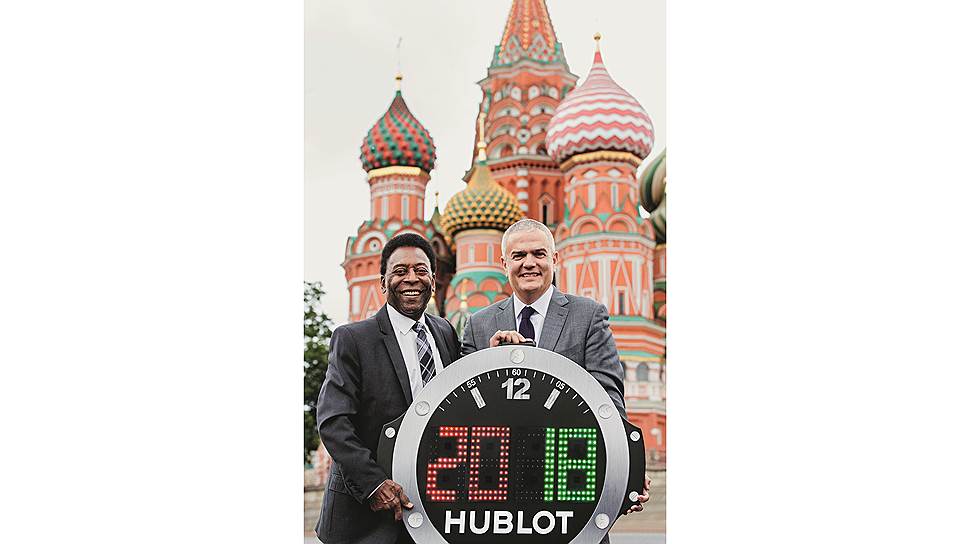 Hublot измеряли время многих футбольных чемпионатов, но на сей раз Пеле и глава марки Рикардо Гвадалупе сверили часы со Спасской башней Кремля 
