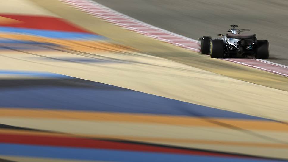 &quot;Формула-1&quot;, Гран-при Бахрейна, автомобиль Mercedes под управлением Льюиса Хэмилтона 
