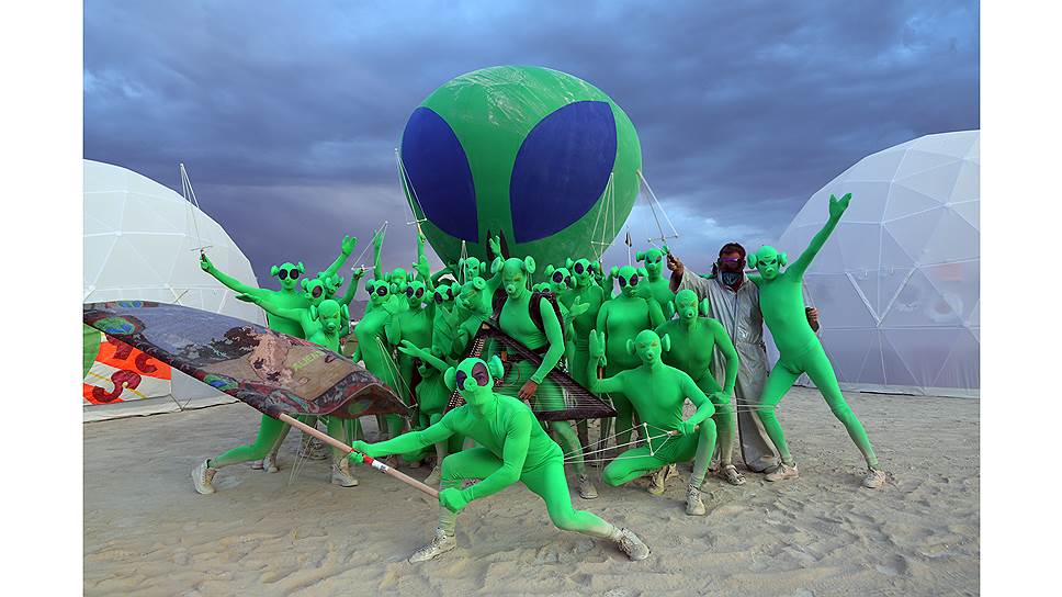 Шествие инопланетян на фестивале Burning Man  
