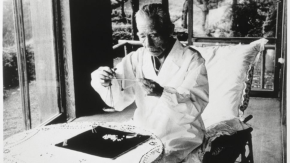 Кокити Микимото взвешивает жемчуг, 1951 год