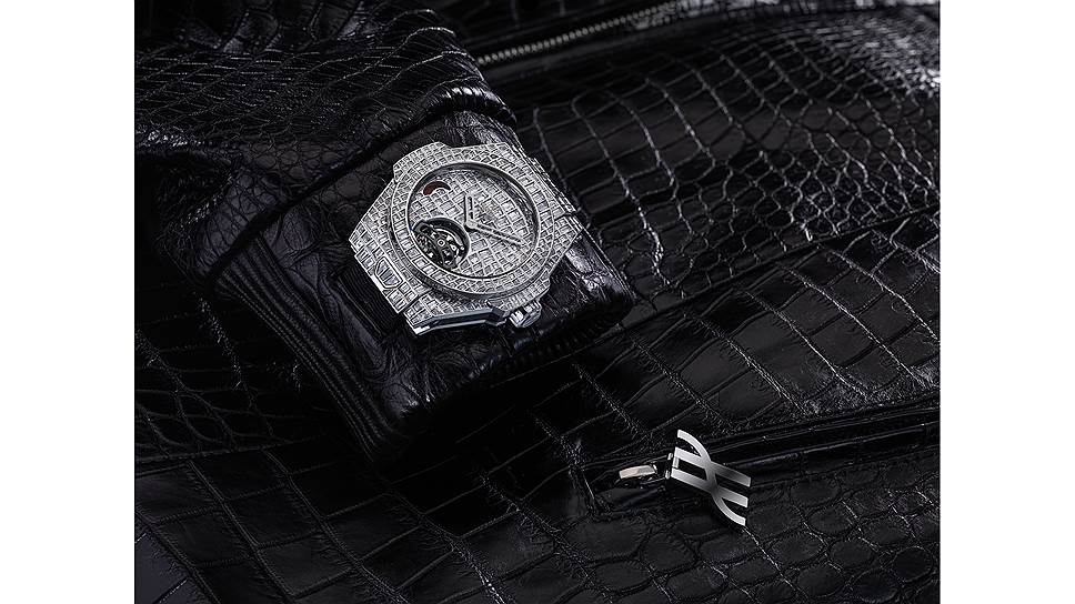 Big Bang Tourbillon Croco High Jewellery, белое золото, бриллианты, 45 мм, мануфактурный механизм HUB6016 c ручным подзаводом; куртка Karmaloog из кожи крокодила на подкладке из ткани с включением тончайших карбоновых трубок и логотипами Hublot
