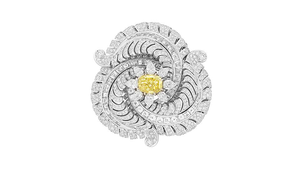 Брошь Trio Precieux, белое золото, желтый бриллиант (2,51 карата), белые бриллианты 
