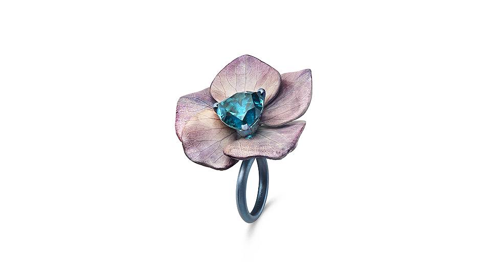 Boucheron, кольцо Hortensia Violet Bleu, лепестки цветов, титан, турмалин (8,7 карата), сапфиры  