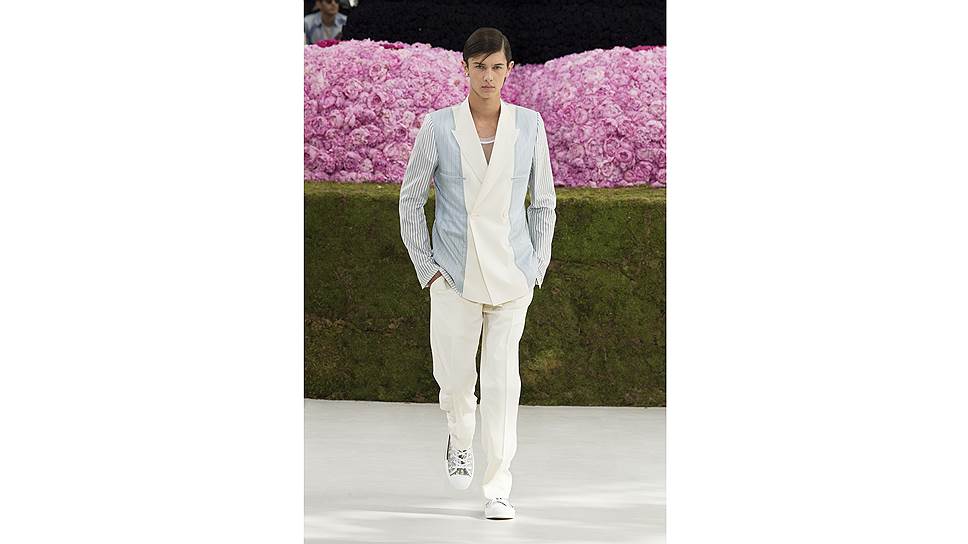 Модели в финале показа коллекции Dior Homme сезона &quot;весна--лето 2019&quot;, дизайнер Ким Джонс 
