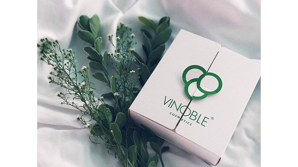 В средствах австрийской марки Vinoble содержится антиоксидант виниферин, который получают из побегов виноградной лозы и косточек винограда