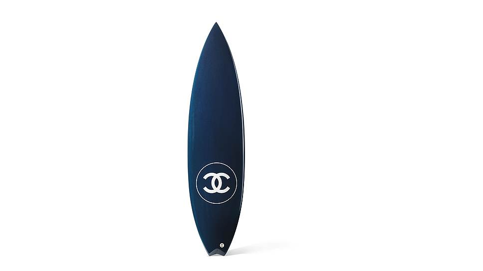 Доска для серфинга, которая была выставлена на аукцион What Goes Around Comes Around 18 сентября, Chanel, эстимейт $10 тыс., 2015 год 
