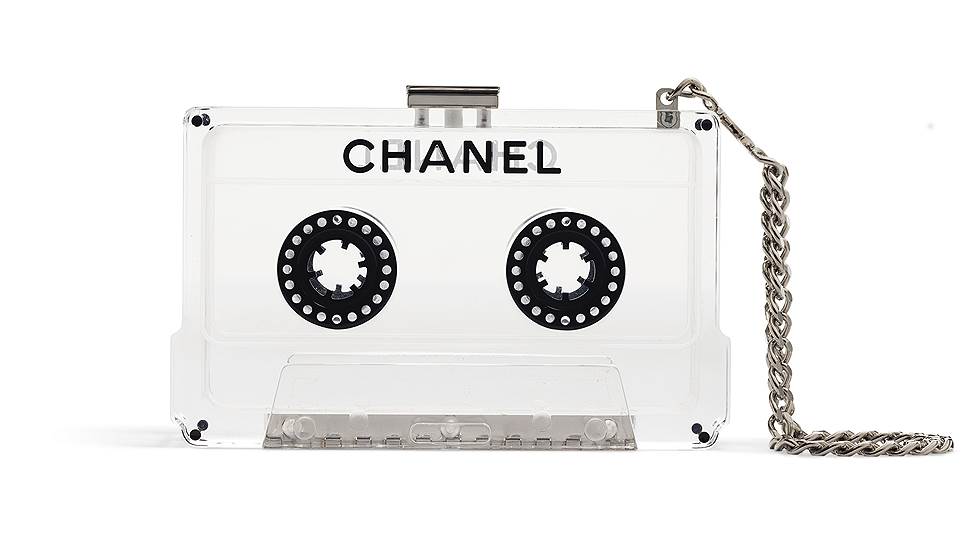 Клатч-кассета, акриловая смола, Chanel, эстимейт $4 тыс., 2004 год