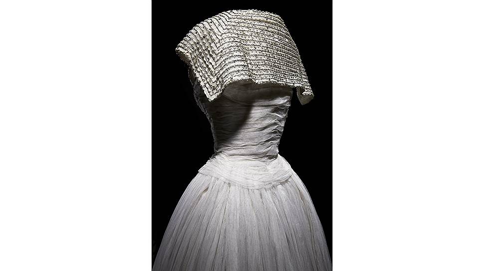 Платье из коллекции haute couture сезона &quot;весна--лето 1954&quot; 