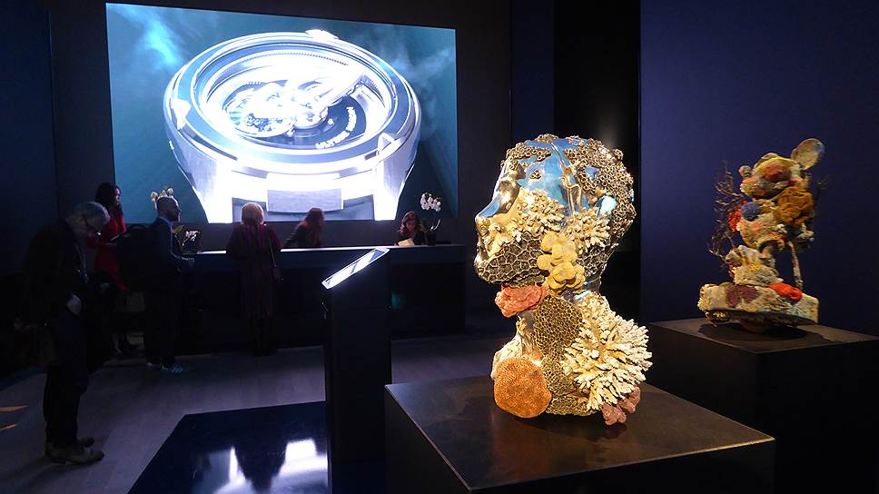 Стенд Ulysse Nardin на Женевском салоне SIHH со скульптурами Дэмиена Херста