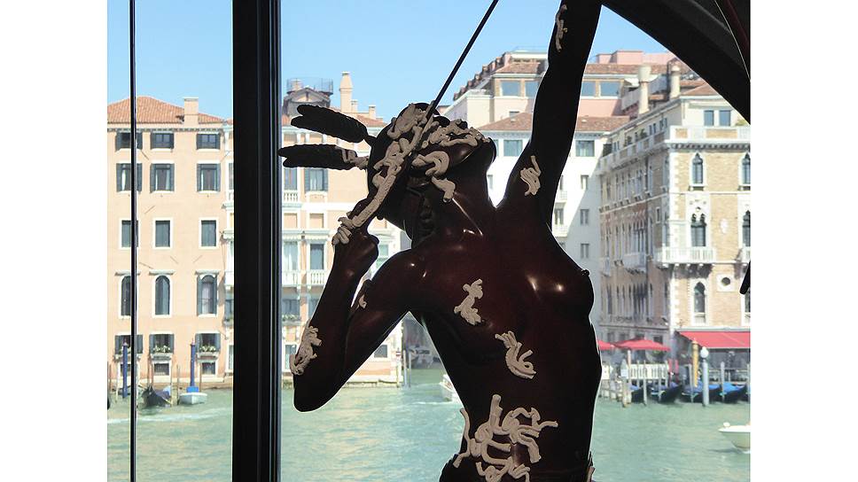 Обнаженная лучница. Скульптура Дэмиена Херста из инсталляции &quot;Сокровища &quot;Невероятного&quot;&quot; 
