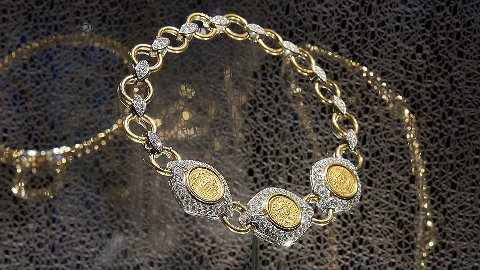 Ожерелье из платины и золота с тремя золотыми византийскими шиллингами (solidus), две монеты по бокам — времен правления императора Юстиниана II (565-578 гг. н. э.), одна монета в центре — времен правления императора Льва I (462-466 гг. н. э.), и бриллиантами, 1966 год, коллекция наследия Bvlgari
