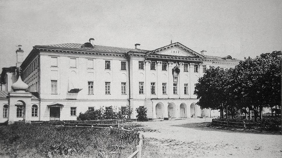 Здание Московской духовной семинарии, с открытки начала XX века