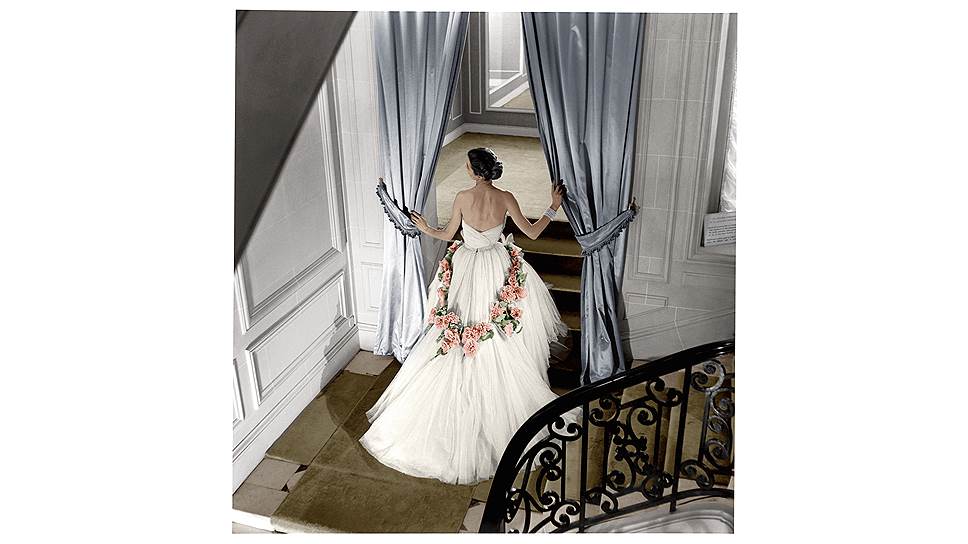 Модель в платье для финального выхода на показе сезона «весна—лето 1951»