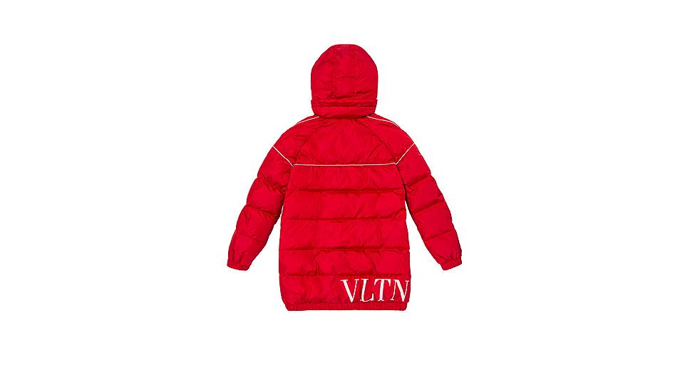 В ноябре Valentino представил коллекцию, созданную креативным директором марки Пьерпаоло Пиччоли специально для московских бутиков бренда. В капсулу вошли мужская и женская спортивная одежда и аксессуары с контрастным логотипом VLTN