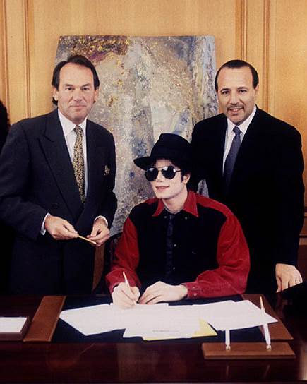 В 1985 году Майкл Джексон стал обладателем большинства песен The Beatles, заплатив за них больше, чем предлагал Пол Маккартни
