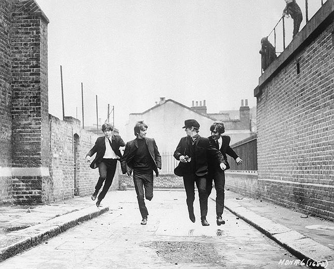 В начале своей музыкальной карьеры The Beatles часто приходилось спасаться бегством от фанатов, преимущественно фанаток
