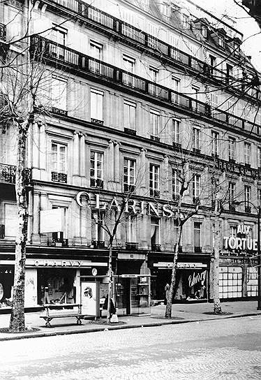 Институт красоты Clarins в Париже открылся в 1954 году. В институте применяется
разработанная его основателем особая техника массажа лица и тела с ароматерапевтическими маслами