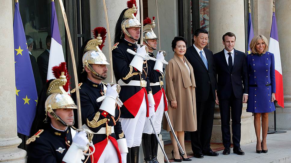 Президент Франции Эмманюэль Макрон и председатель КНР Си Цзиньпин с женами позируют для фото у Елисейского дворца. Париж, 26 марта 2019 