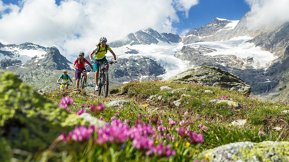 Велосипедисты в горах Швейцарии