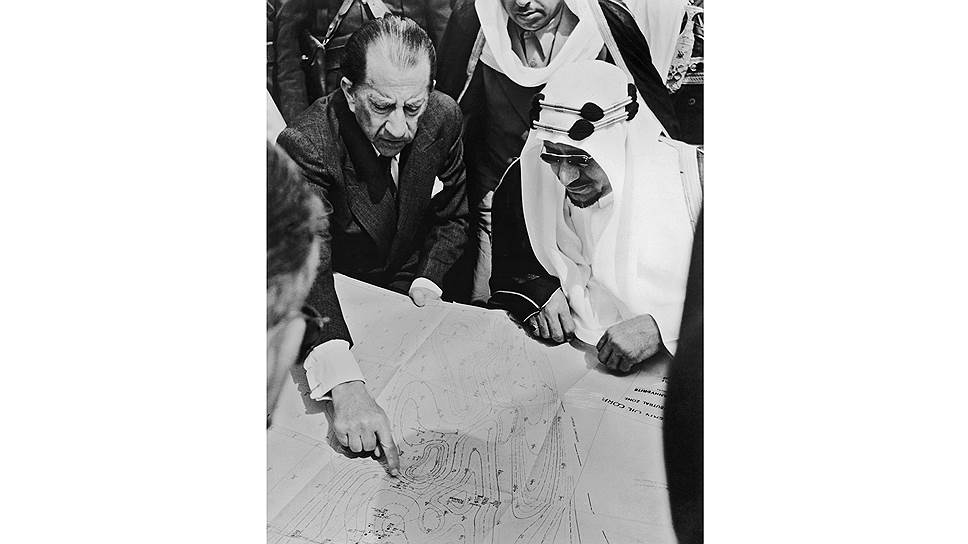 Американский нефтяной магнат Пол Гетти изучает карту южного Куветйта с саудовским королем Абдул Азизом