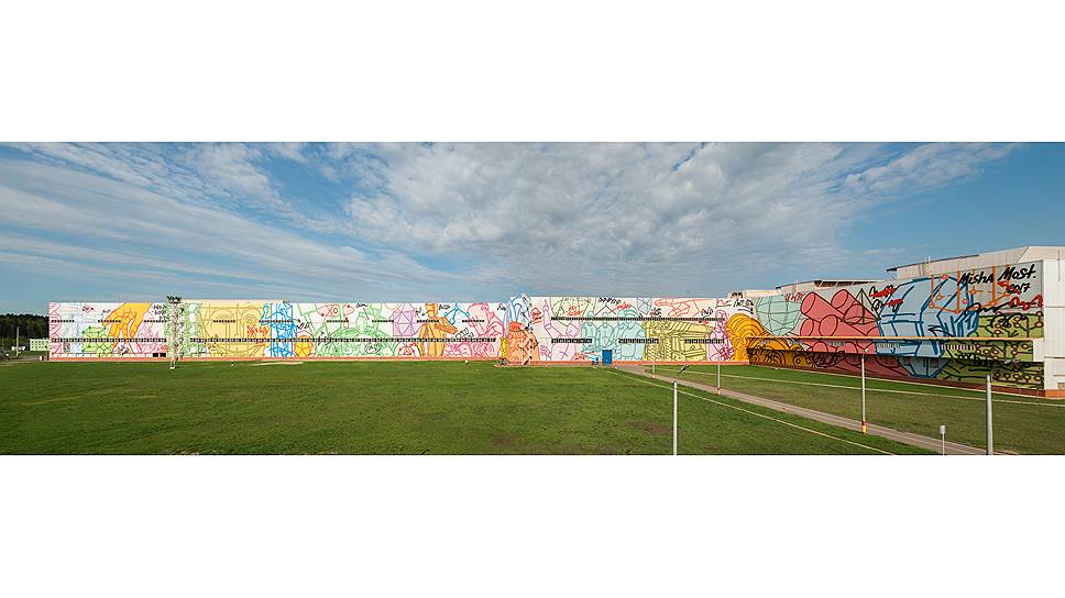 Настенная роспись фасада завода, созданная художником Мишей Most в 2017 году