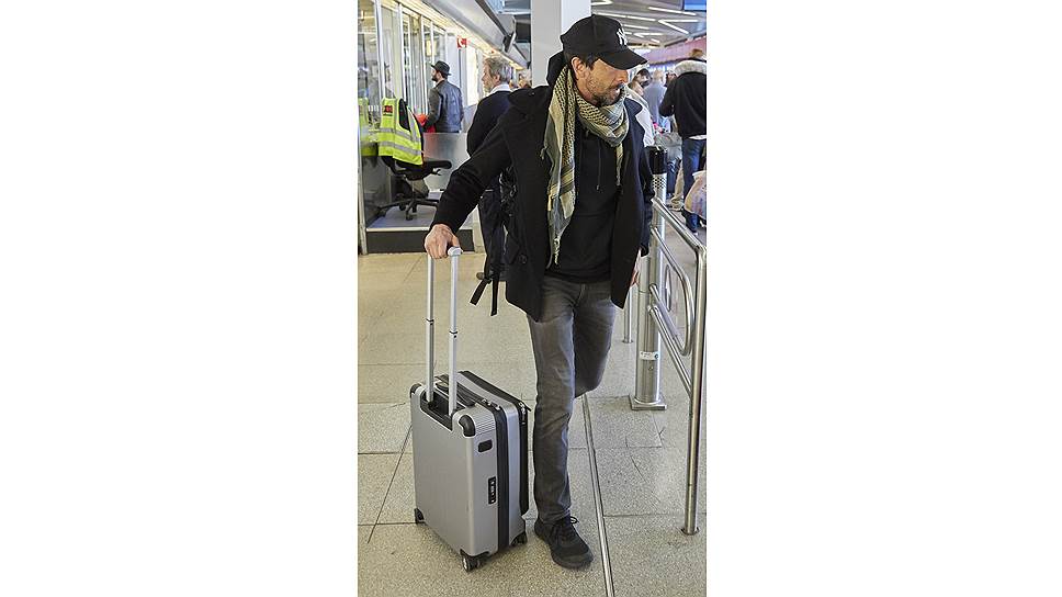 Актер Эдриен Броуди с чемоданом для ручной клади Silver Trolly