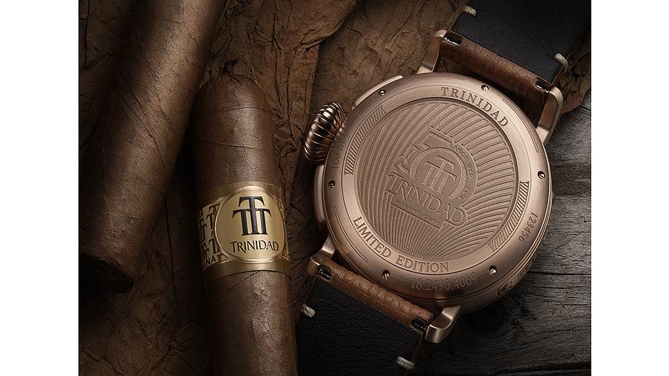 Обратная сторона часов Pilot Type 20 Chronograph Trinidad Edition из розового золота с гравировкой логотипа сигарной компании Trinidad