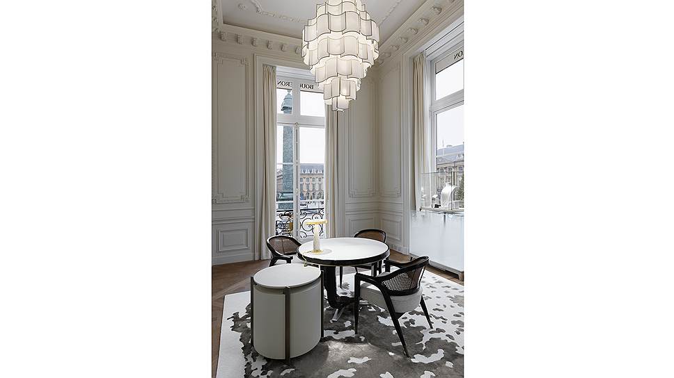 Парижский бутик Boucheron: комната c антикварной мебелью