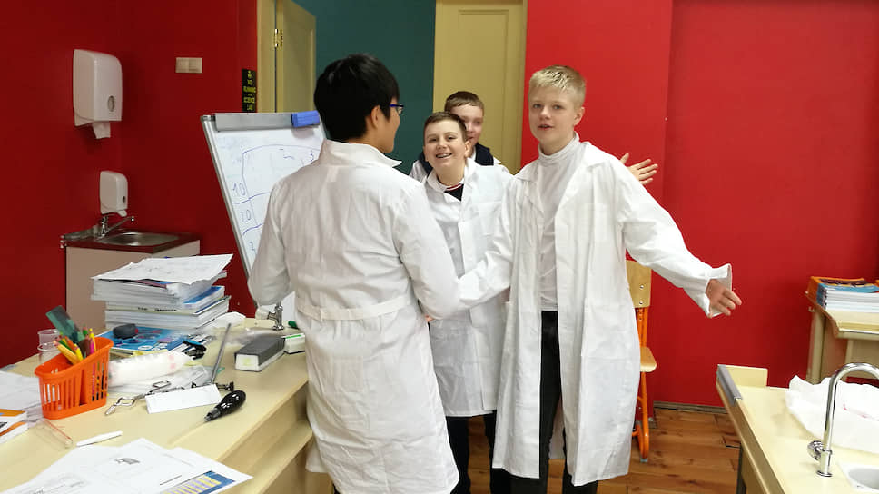 Ученики во время занятий в Английской школе естественных наук и информационных технологий (English School of Sciences, ESS)