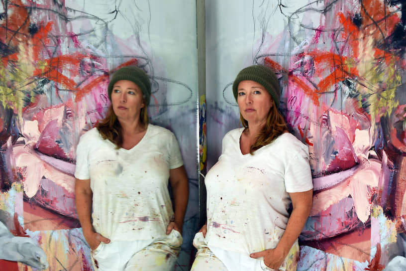 Дженни Савиль в своей мастерской в Оксфорде на фоне незаконченной картины, август 2019