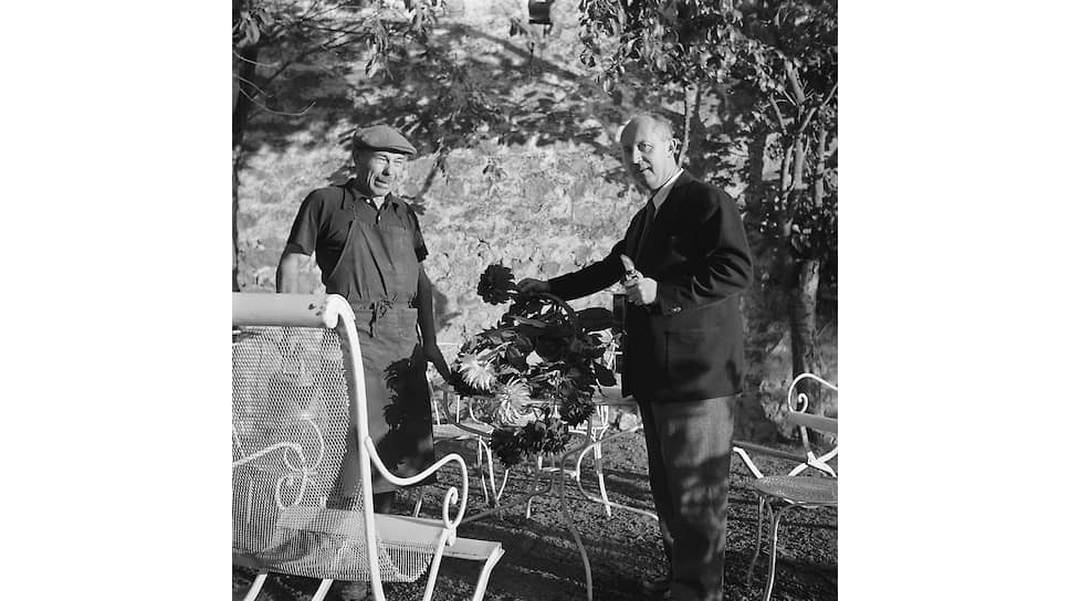 Кристиан Диор выбирает цветы для букета в своем саду