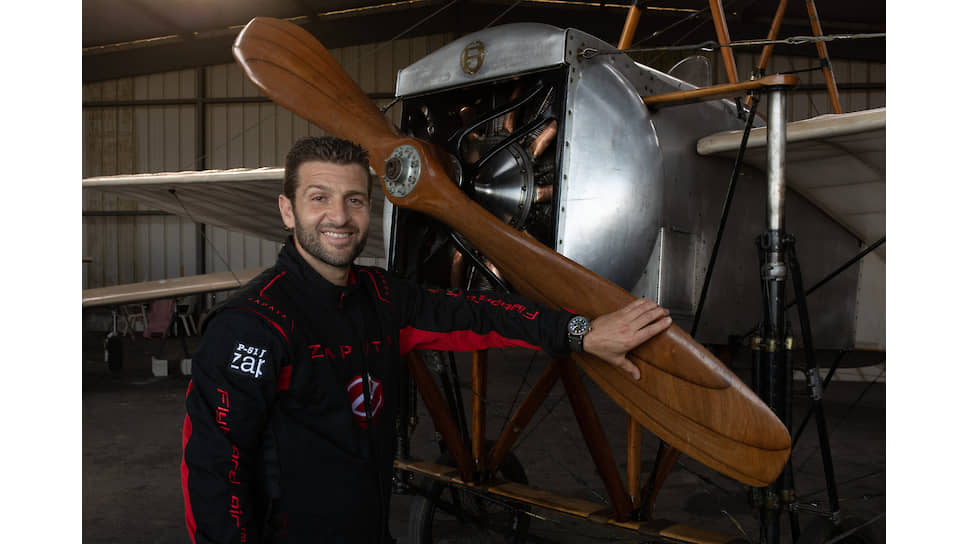 Изобретатель Фрэнки Запата в часах Zenith Pilot Type 20 Chronograph Adventure