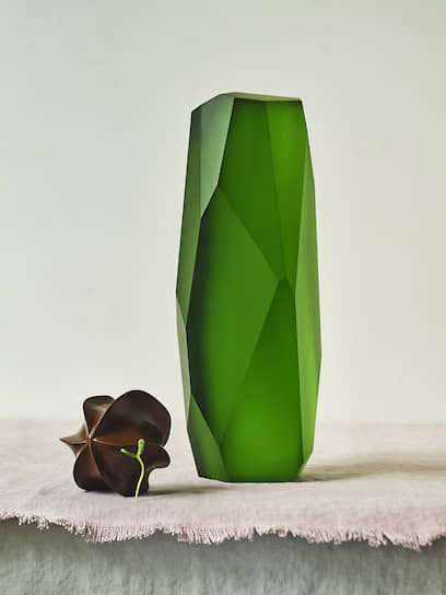 Скульптура Rockstone, Lalique, ТД ЦУМ (справа); скульптура Starlet Vessel, Alexander Lamont, салон интерьера KRASSKY. В композиции использована ткань Mila Blake, салон интерьера KRASSKY 