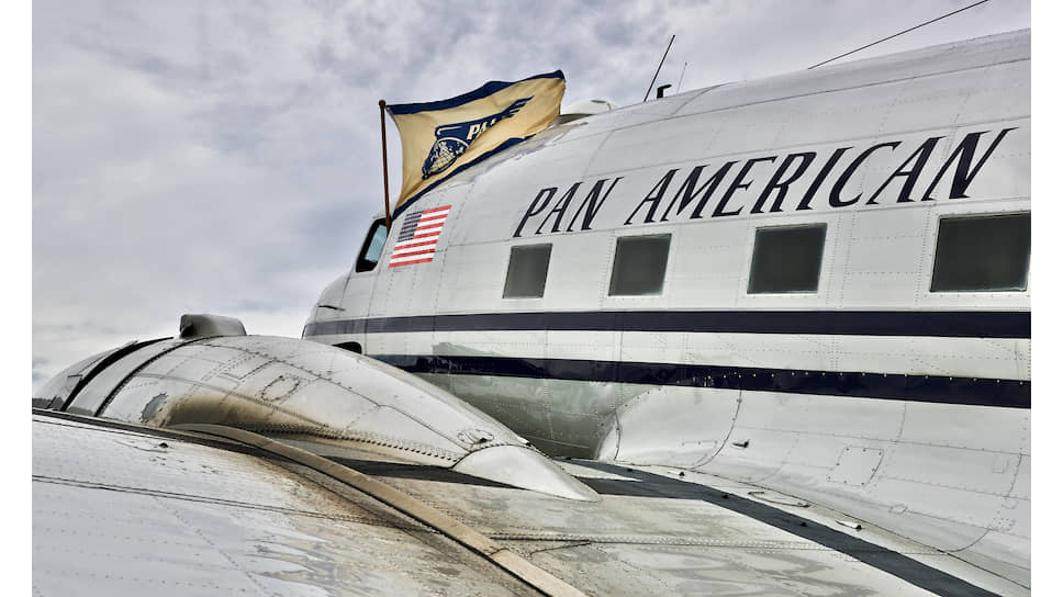 Самолет Douglas C-47B в ливрее Pan Am на  Shuttleworth Flying Festival