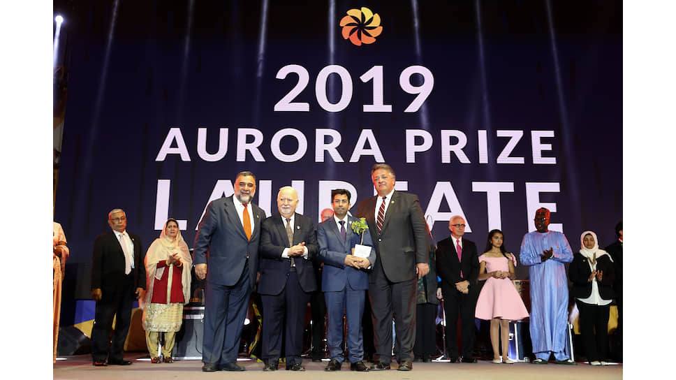 Лауреат 2019 года Мирза Диннайи с сооснователями Aurora Prize